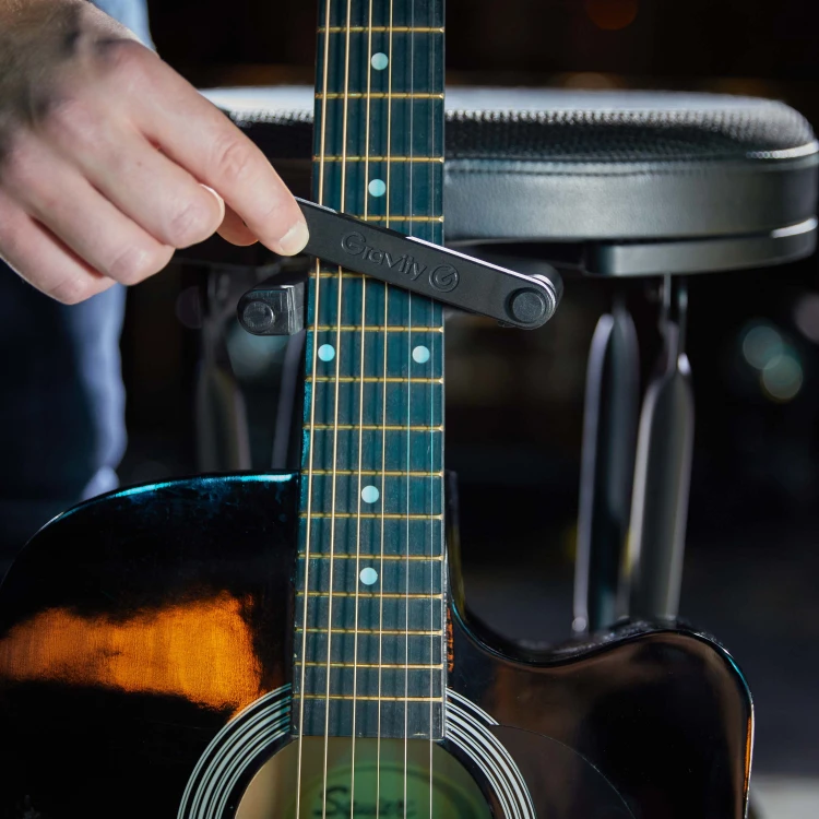 GRAVITY FG SEAT1 stołek dla muzyka ze zintegrowanym stojakiem na gitarę
