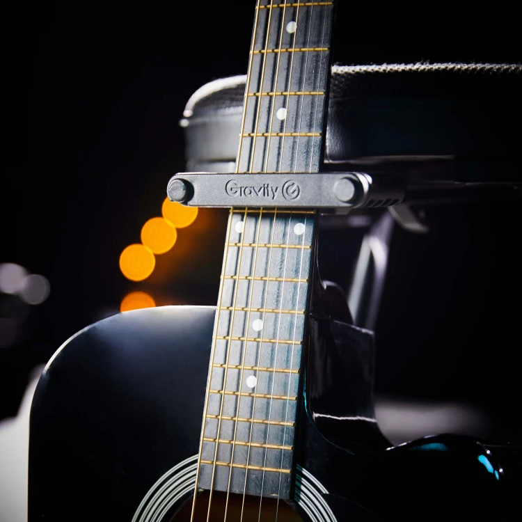 GRAVITY FG SEAT1 stołek dla muzyka ze zintegrowanym stojakiem na gitarę