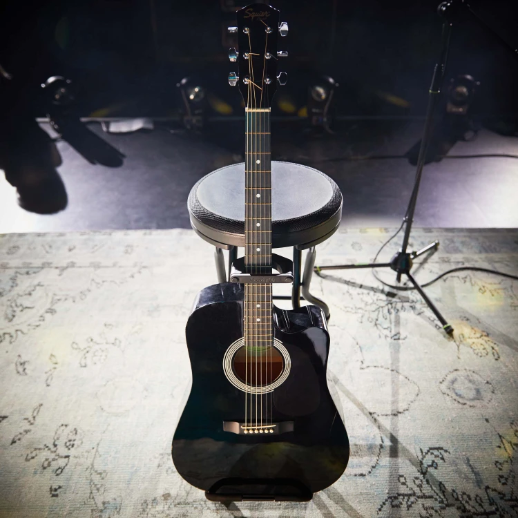 GRAVITY FG SEAT1 stołek dla muzyka ze zintegrowanym stojakiem na gitarę