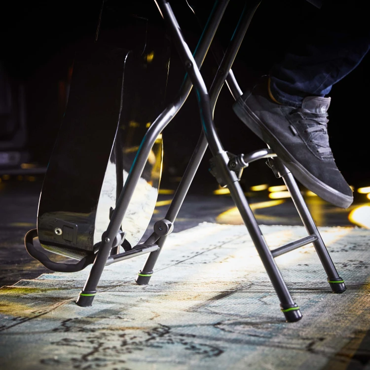 GRAVITY FG SEAT1 stołek dla muzyka ze zintegrowanym stojakiem na gitarę