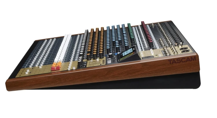 tascam-model-24-mikser-analogowy