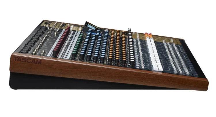 tascam-model-24-mikser-analogowy